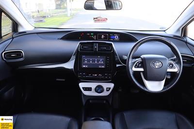 2016 Toyota Prius - Thumbnail