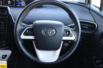 2016 Toyota Prius - Thumbnail