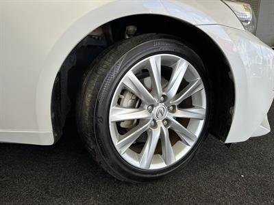 2013 Lexus IS 300h - Thumbnail