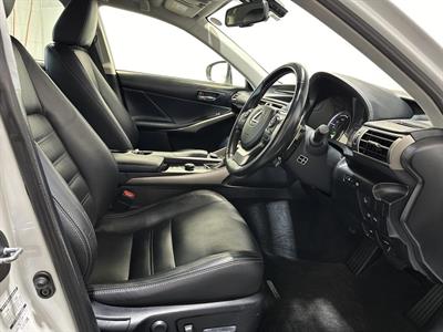 2013 Lexus IS 300h - Thumbnail