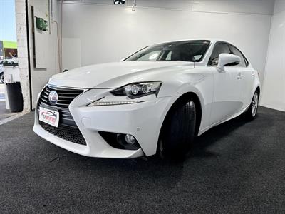 2013 Lexus IS 300h - Thumbnail