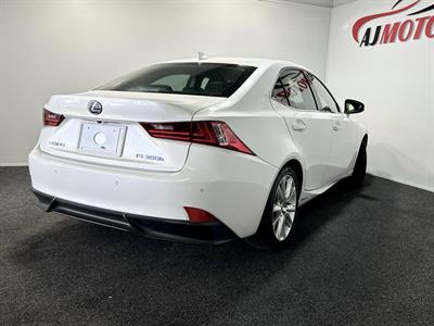 2013 Lexus IS 300h - Thumbnail