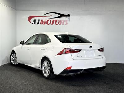 2013 Lexus IS 300h - Thumbnail