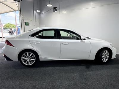 2013 Lexus IS 300h - Thumbnail