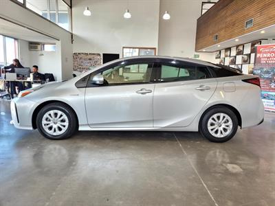 2019 Toyota Prius - Thumbnail