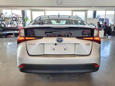 2019 Toyota Prius - Thumbnail