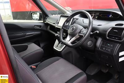 2017 Nissan Serena - Thumbnail