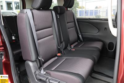 2017 Nissan Serena - Thumbnail