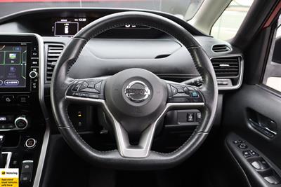 2017 Nissan Serena - Thumbnail