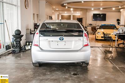 2014 Toyota Prius - Thumbnail