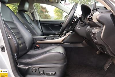 2014 Lexus IS 300h - Thumbnail