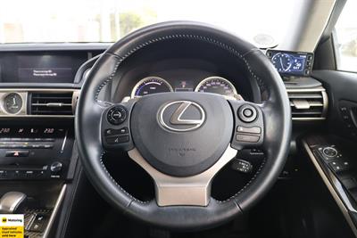 2014 Lexus IS 300h - Thumbnail