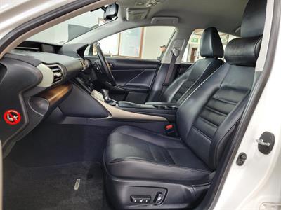 2014 Lexus IS 300h - Thumbnail