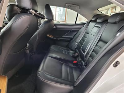 2014 Lexus IS 300h - Thumbnail