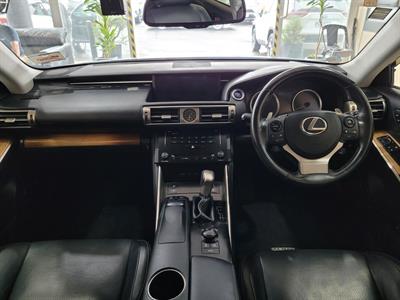 2014 Lexus IS 300h - Thumbnail
