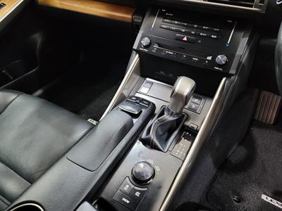 2014 Lexus IS 300h - Thumbnail