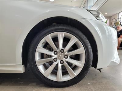 2014 Lexus IS 300h - Thumbnail