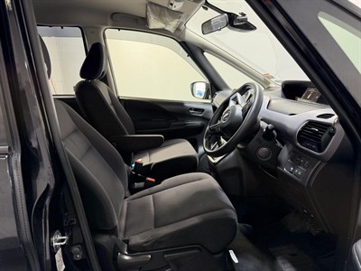 2017 Nissan Serena - Thumbnail