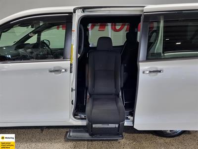 2018 Toyota Esquire - Thumbnail