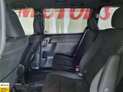 2018 Toyota Esquire - Thumbnail