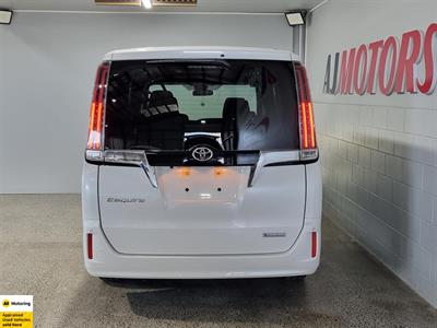 2018 Toyota Esquire - Thumbnail