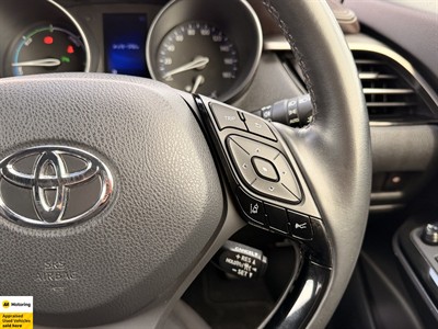 2017 Toyota C-HR - Thumbnail
