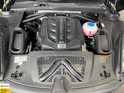 2015 Porsche Macan - Thumbnail