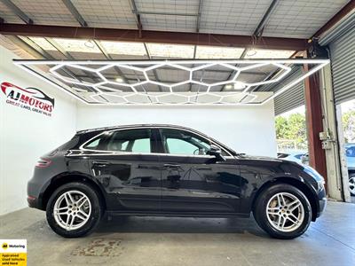 2015 Porsche Macan - Thumbnail