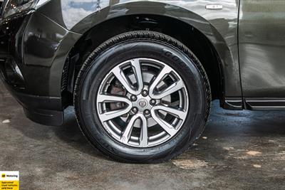 2017 Nissan Pathfinder - Thumbnail