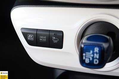 2016 Toyota Prius - Thumbnail