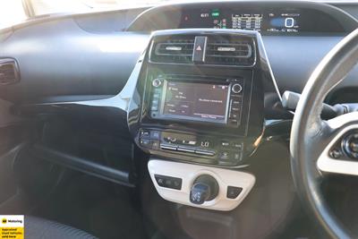 2016 Toyota Prius - Thumbnail