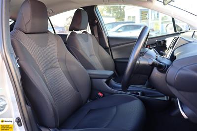 2016 Toyota Prius - Thumbnail