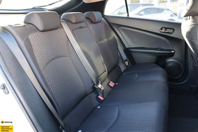 2016 Toyota Prius - Thumbnail