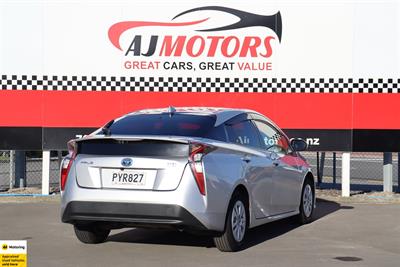 2016 Toyota Prius - Thumbnail