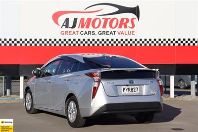 2016 Toyota Prius - Thumbnail