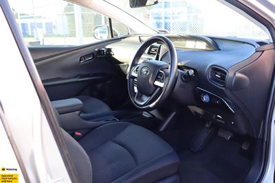 2016 Toyota Prius - Thumbnail