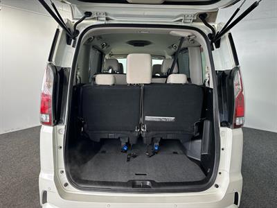 2017 Nissan Serena - Thumbnail