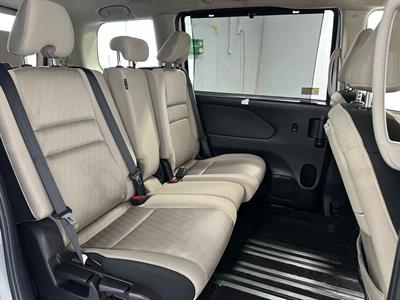 2017 Nissan Serena - Thumbnail