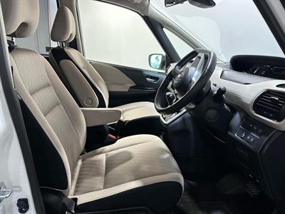 2017 Nissan Serena - Thumbnail