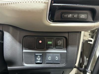 2017 Nissan Serena - Thumbnail