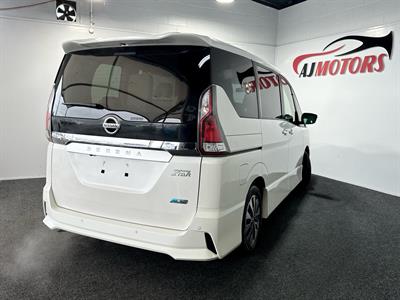 2017 Nissan Serena - Thumbnail