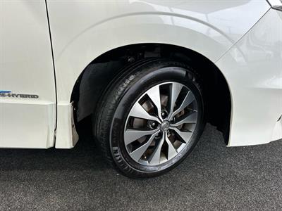 2017 Nissan Serena - Thumbnail