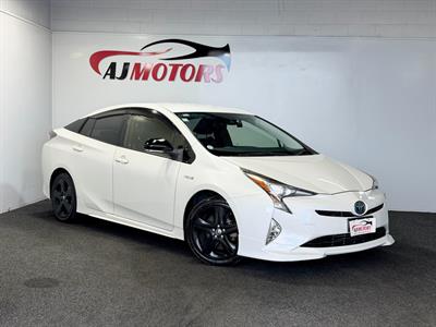 2016 Toyota Prius - Thumbnail