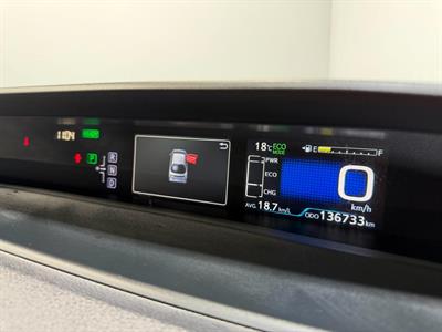 2016 Toyota Prius - Thumbnail