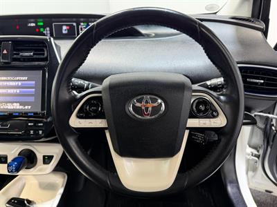 2016 Toyota Prius - Thumbnail