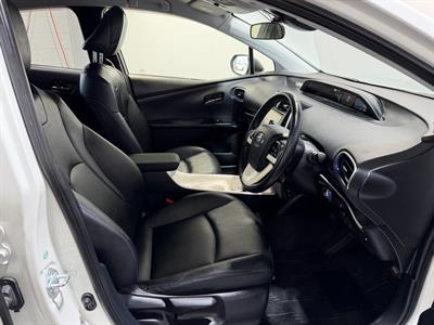 2016 Toyota Prius - Thumbnail