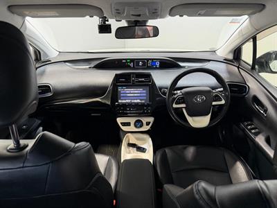 2016 Toyota Prius - Thumbnail