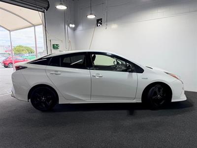 2016 Toyota Prius - Thumbnail