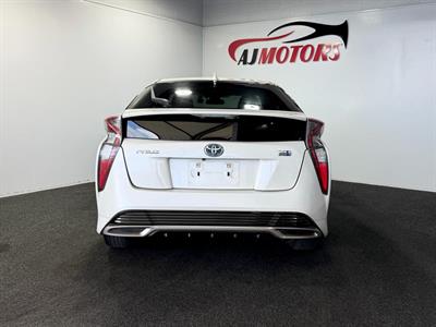 2016 Toyota Prius - Thumbnail