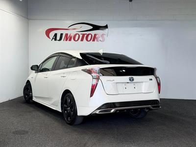 2016 Toyota Prius - Thumbnail